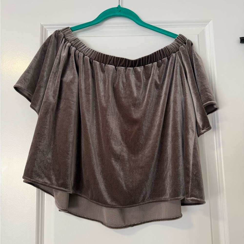 SUNDAY IN BROOKLYN Soft Velvet Off Shoulder Flutter Sleeve Top size S - Picture 3 of 4